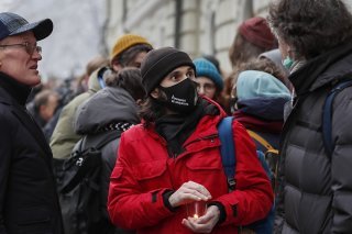 Défenseurs de Memorial massés devant le tribunal.