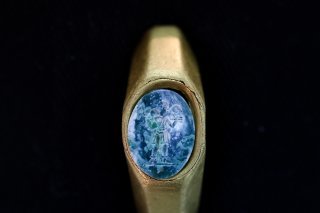 La bague en or est restée près de 1700 ans sous l'eau. Son état est bon.