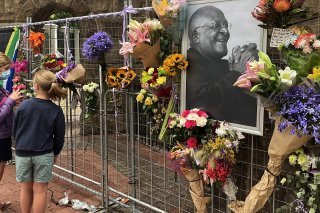 Malgré la pluie lundi au Cap, les fidèles continuent d'affluer pour se recueillir à la cathédrale de la paroisse de Desmond Tutu au Cap, où ses cendres reposeront après ses funérailles samedi prochain.