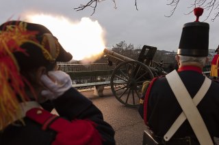 Vendredi matin, 23 coups de canon ont été tirés de trois endroits différents à Genève, en hommage aux 23 cantons suisses.