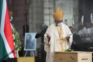 La dépouille de Desmond Tutu repose dans un cercueil en bois de pin clair, "le moins cher possible".