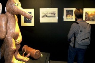 A gauche, un Shingouz, personnage de la BD Valerian crée par Jean-Claude Mézieres, photographié dans l'exposition, le théâtre de Mézieres, a Sierre en 2001.
