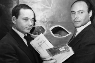 René de Obaldia (droite), écrivain et dramaturge français, reçoit le 31 octobre 1957 le "Prix littéraires de l'humour noir" dans une librairie de Paris.