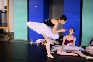 Pour les concurrents du Prix de Lausanne, la semaine se divise entre exercices de danse classique jusqu'à jeudi et variations classiques et contemporaines en fin de semaine.