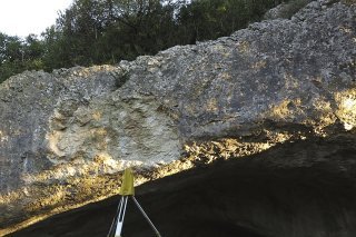 Les récentes découvertes dans la grotte Mandrin, près de Montélimar, font dater l'arrivée d'Homo sapiens en Europe occidentale à environ 54'000 ans, contre 45'000 ans rapportés jusqu’ici.