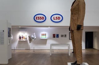 L'exposition "Party for Öyvind", au Musée Tinguely, présente des oeuvres du Suédois Öyvind Fahlström et de 80 autres artistes tels que Jean Tinguely, Andy Warhol, Nikki de Saint Phalle et Roy Lichtenstein.