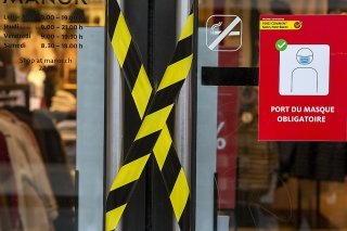 A Genève, la plupart des commerces du centre-ville affichaient encore tôt jeudi matin l'obligation le port du masque (archives).