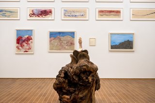 Des oeuvres de Louise Bourgeois sont exposées dans neuf salles du nouveau bâtiment du Kunstmuseum de Bâle. L'exposition a été conçue par l'artiste américaine Jenny Holzer.