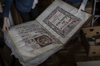 De rares manuscrits et des livres imprimés précieux sont placés dans des caisses.