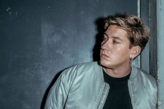 Dans sa chanson lente et mélancolique, Marius Bear défend l'importance pour un homme d'exprimer ses sentiments, par les larmes également.