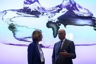 Le conseiller fédéral Alain Berset est venu défendre la Lex Netflix devant la presse mardi à Berne. Il est en compagnie de Carine Bachmann, la directrice de l'Office fédéral de la culture.