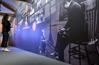 "The Kid" est souvent considérée par les critiques comme un des plus grands films de l'ère du muet. Le British Film Institute estime qu'il fait partie des 50 films à voir avant d'avoir quinze ans.