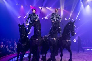 Il n'y a pas de cirque Knie sans chevaux. Ivan Frederic Knie et Bastian Baker à la Première du cirque vendredi dans son fiel de Rapperswil.