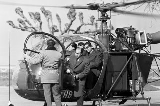 Krim Belkacem, qui dirigeait la délégation algérienne, descend d'un hélicoptère de l'armée suisse qui l'a mené du Signal-de-Bougy, au-dessus de Rolle où logeait la délégation durant les négociations, à Evian, le 7 mars 1962, 12 jours avant la sign...