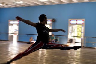 Participer au gala est un devoir humanitaire, a dit le danseur cubain Javier Torres qui n'a pas manqué de comparer la situation du peuple ukrainien à celle qu'a subie le peuple cubain à cause de l'embargo américain.