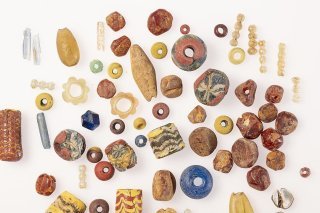 Dans une tombe datant probablement du 6e siècle, les archéologues ont trouvé 350 perles de verre et d'ambre lors de fouilles à Bâle.