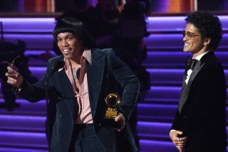 Silk Sonic, composé de Bruno Mars (à droite) et Anderson .Paak., a remporté le prix de la *chanson de l'année" et celui de "l'enregistrement de l'année".