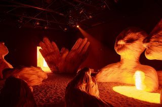 Latifa Echakhch présente dans le Pavillon suisse des scènes liées au cycle de la vie comme des feux rituels, qui existent dans toutes les cultures.