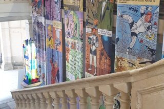 Les images de BD se fondent dans le décor du château de La Roche-Guyon.