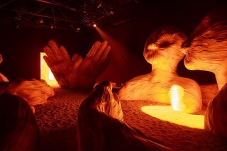 Latifa Echakhch présente dans le Pavillon suisse des scènes liées au cycle de la vie comme des feux rituels, qui existent dans toutes les cultures.