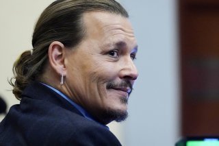 Johnny Depp, qui nie avoir jamais levé la main sur une femme, l'accuse d'avoir ruiné sa réputation et sa carrière.