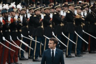 Le président français Emmanuel Macron a déposé une gerbe devant la statue du général de Gaulle en bas de l'avenue des Champs-Elysées pour commémorer la Victoire du 8 mai 1945 des alliés sur l'Allemagne nazie.