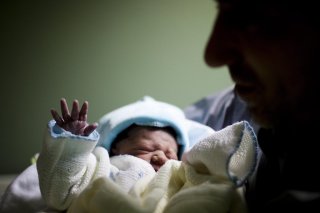 En Suisse, 15% des mères mais aussi 10% des pères souffrent de dépression post-partum: les cas seraient environ deux fois plus nombreux en période de pandémie, selon l'Association Dépression Postpartale Suisse (image symbolique).