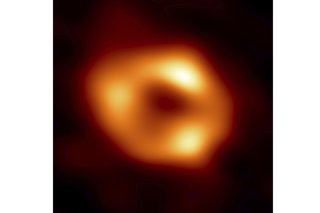 Avec ses quatre millions de masse solaire, Sagittarius A* reste "un poids plume" parmi les trous noirs supermassifs.