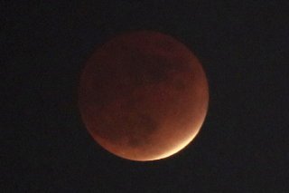 Une éclipse lunaire sera visible dans la nuit de dimanche à lundi. L'astre se teintera de rouge. En Suisse, le phénomène sera visible en fin de nuit. (archives)