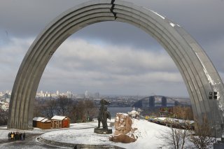 En 2018 déjà des artistes ukrainiens avaient dessiné une fissure au milieu de l'arche pour signifier la détérioration des relations entre la Russie et l'Ukraine (archives).