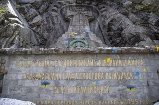 Des inconnus ont jeté de la peinture bleue et jaune sur le monument à la mémoire des soldats russes du général Souvorov près d'Andermatt (UR).