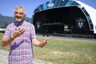 Le patron du Paléo Festival Daniel Rossellat devant Véga, l'une des deux nouvelles scènes de cette 45e édition. La manifestation nyonnaise renoue avec son public sur un terrain réaménagé.