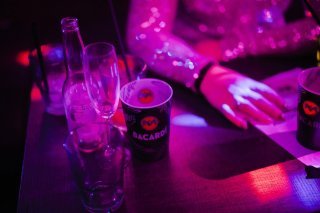 Surveillez vos verres, «la drogue du violeur» fait toujours des victimes.