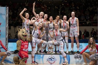 Marielle Giroud (à droite du trophée) soulève la SBL Cup avec Elfic Fribourg