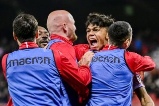 Les joueurs du FC Sion fêtent l'unique but de la rencontre lors de la victoire 1-0 contre Lausanne