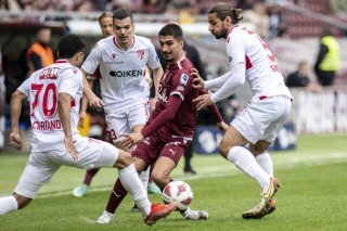 Trois joueurs du FC Sion entourent un Servettien