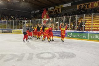 Les joueurs du HC Sierre fêtent leur victoire avec les supporters à Graben