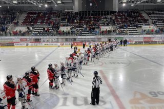 Les joueurs du HC Viège (en rouge) saluent leurs adversaires au moment de prendre congé de leur saison 21/22