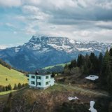 L'ancienne cabane de douaniers, construite en 1928 au col des Portes de Culet, était un lieu stratégique de surveillance de la frontière franco-suisse.