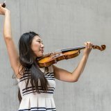 La violoniste Irina Pak utilisera le violon "biotech" de l'Empa pendant cinq ans.