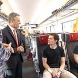 Le président de la Confédération Ignazio Cassis est parti lundi matin de Lugano pour son Tour de Suisse à l'occasion du 1er aôut. De jeunes italophones l'accompagnent dans son périple.