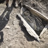 Dans certains des petits coffres en pierre, on observe encore une partie des squelettes, déposés en position foetale, sur le côté gauche ou droit.