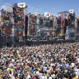 Peu après midi, des milliers d'amateurs de danse et de fête s'étaient déjà rassemblés devant les scènes le long du parcours du cortège.