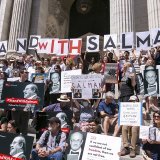 Des figures du monde littéraire américain se sont rassemblées à New York vendredi pour une lecture publique de l'oeuvre de Salman Rushdie, en soutien à l'auteur britannique poignardé la semaine dernière.