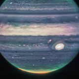 Les images publiées par la NASA sont tirées des observations d'un outil du télescope James Webb qui observe l'infrarouge proche, un champ invisible à l'oeil nu. Elles ont été adaptées pour en tirer des illustrations visibles par l'oeil humain.