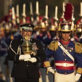 L'urne en or de neuf kilogrammes qui contient le coeur embaumé de Pierre Ier a été escortée par des membres du corps des Dragons de l'Indépendance.
