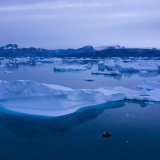 Indépendamment de toute pollution supplémentaire causée par les énergies fossiles, le réchauffement actuel entraînera au minimum une perte de 3,3% du volume de la calotte du Groenland, soit une augmentation de 27,4 centimètres du niveau de la mer,...