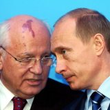 Le message du président russe Vladimir Poutine (à droite) après le décès mardi soir de Mikhäil Gorbatchev (à g.) a été très sobre.