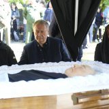 La dépouille de cette figure politique majeure du XXe siècle a été exposée dans la Maison des syndicats, un lieu emblématique de Moscou. A gauche, la fille de Mikhaïl Gorbatchev, le mari de celle-ci et, à gauche, la petite-fille.