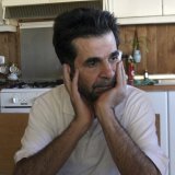 Le dernier film de Jafar Panahi, ici chez lui à Téhéran en 2010, a été projeté vendredi à la Mostra de Venise. Le réalisateur n'a pas pu venir présenter "Les Ours n'existent pas", car il est emprisonné depuis juillet après une condamnation pour "p...